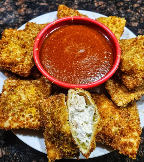 [homemade] Fried ravioli with Hatch green chile and chicken. Red chile for dipping.