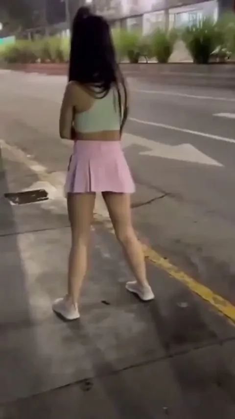 This is why girls wear skirts 😂😍