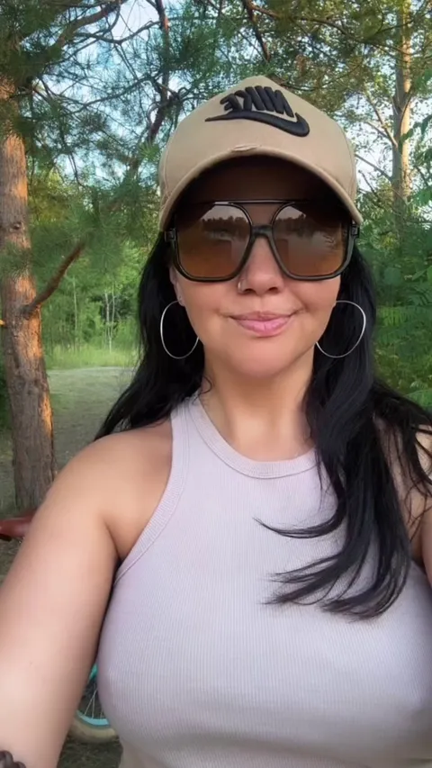 Mommy loves showing tits in park