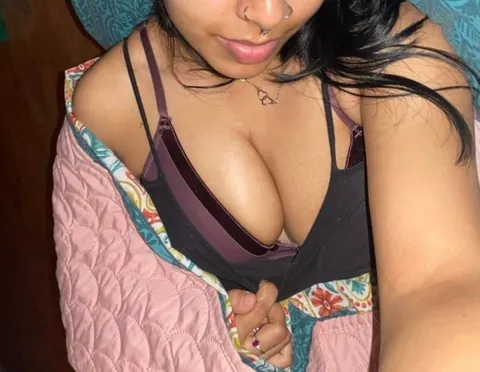 Hot Indian girls don’t need clothes 😈