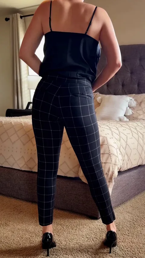 Put a hand on my throat and a load in my pussy. Make it messy.