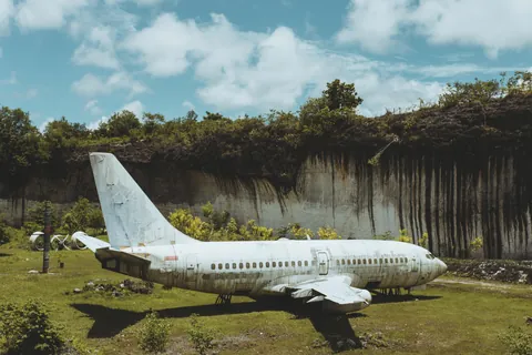 Abandoned Boeing 737 in Bali. [5472x3648]