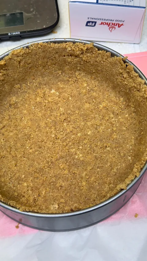 [homemade] Cinnamon Apple Crumble Cheesecake 