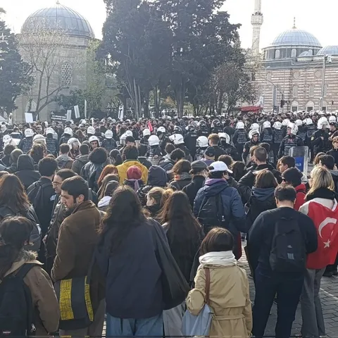 The public surrounded the police who had surrounded the protesting university and high school students in Turkey.