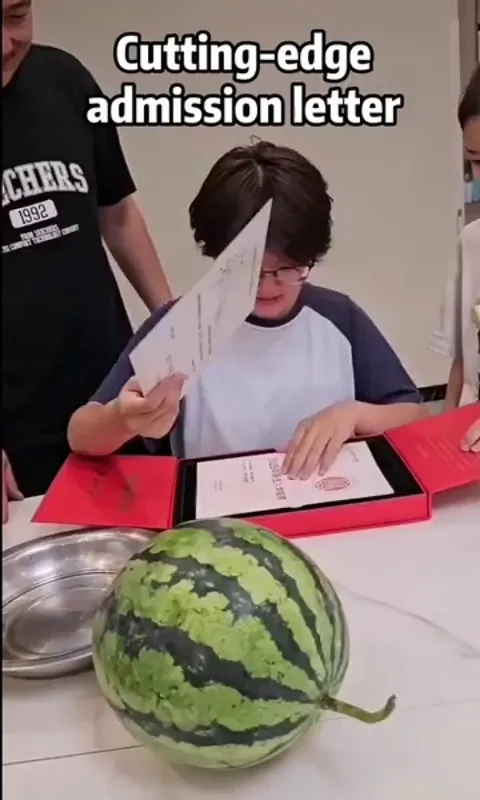 Applicant to Beijing University of Chemical Technology uses her admission letter to slice watermelon. The letter is made from 0.2mm carbon fiber featuring the university's proprietary composite material.