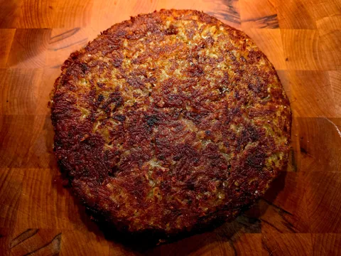 [Homemade] Potato rosti. I've never met a potato I didn't like.