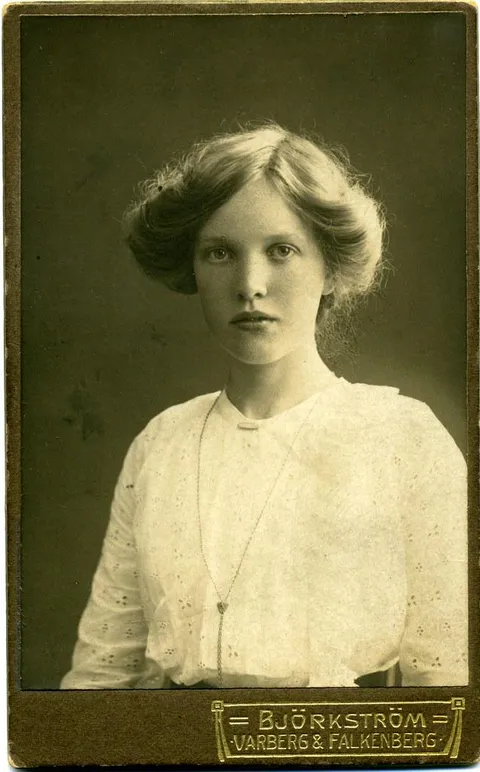 Young swedish lady posing for her photo, 1915.