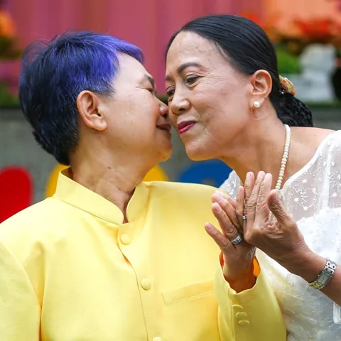 The first couple to officially tie the knot after the Marriage Equality Law took effect in Thailand are two inspiring women! Sumalee (64) and Thanaporn (59) have waited for recognition since 2010. They traveled early in the morning to register their union.