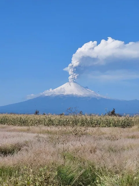 Popocatépetl volcano, Mexico [OC] [1080x1437]