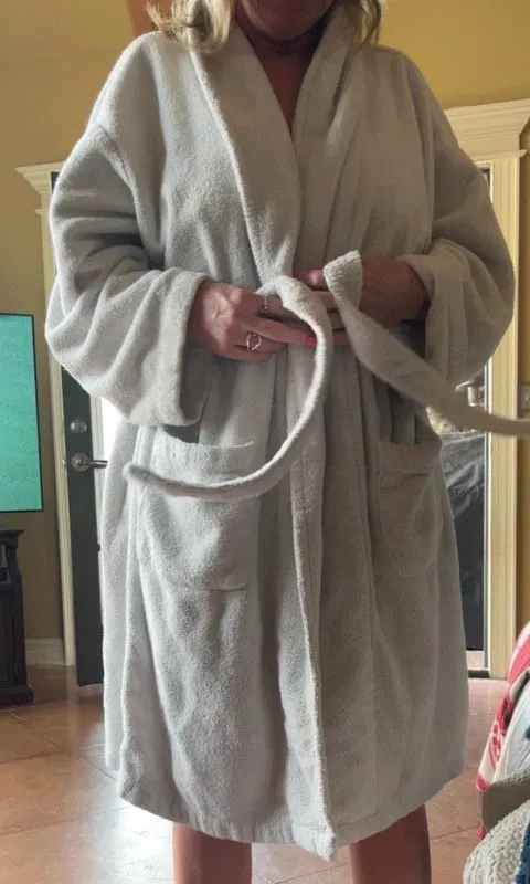 Never underestimate whats under  the robe! Happy Monday!😜💋(F)