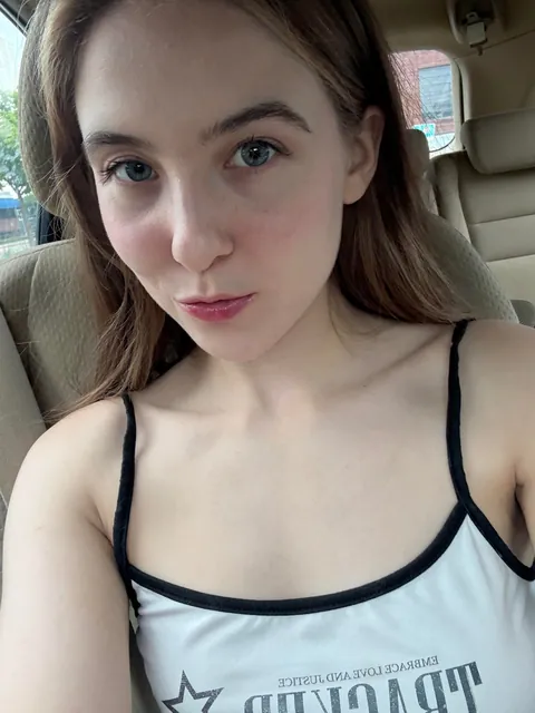 lets try this again 🫣 22F  (crazy vegan cat lady, polyamorous)