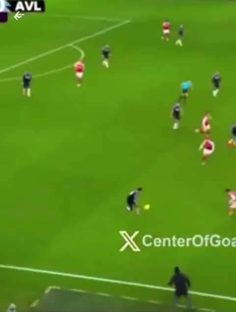 Arteta leaving his technical area to close down Sancho