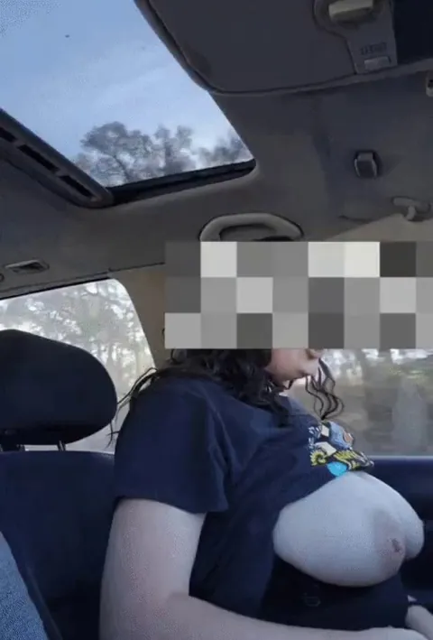 "If you hold the head steady, imma milk the cow" - Ludacris 😬🍼🐄