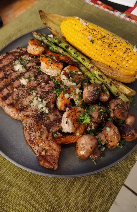 🦊 Homemade steak, shrimp, mushrooms and corn. Greetings from Saltillo, México 🇲🇽🤜🏻