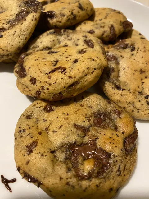 It’s 11PM where I am and just made a batch of these chewy, gooey chocolate chip cookies 🍪