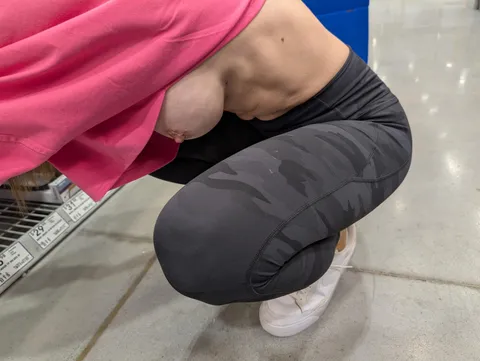 [IMG] Wifey shopping in her cropped sweatshirt lead to multiple boob slips 