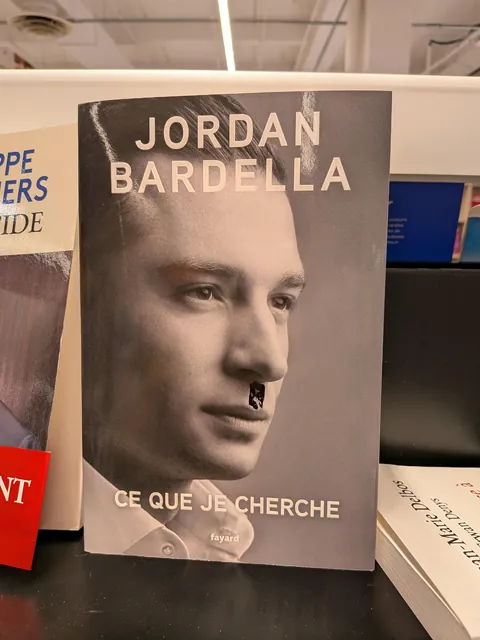 Quelqu'un a gratté le vernis sous le nez de Jordan