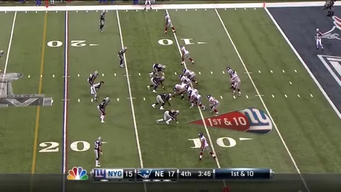 [Highlight] Eli Manning threads the needle to Mario Manningham for a first down in the Superbowl (2011)