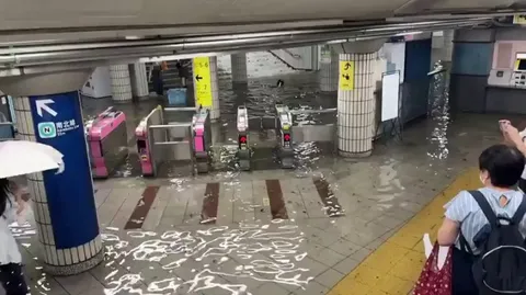 Despite the severe flooding in Tokyo, Japan, during August 2024, the Ichigaya Line subway featured in this video shows a commendable level of cleanliness.