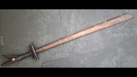 An antique sword that literally cuts right out of its scabbard: the Moro Kampilan.