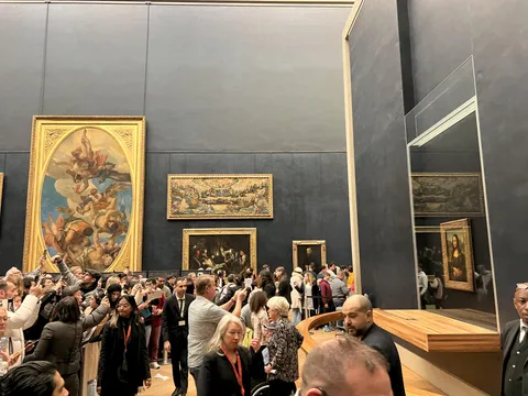 The most famous painting in the world from a different angle [OC]
