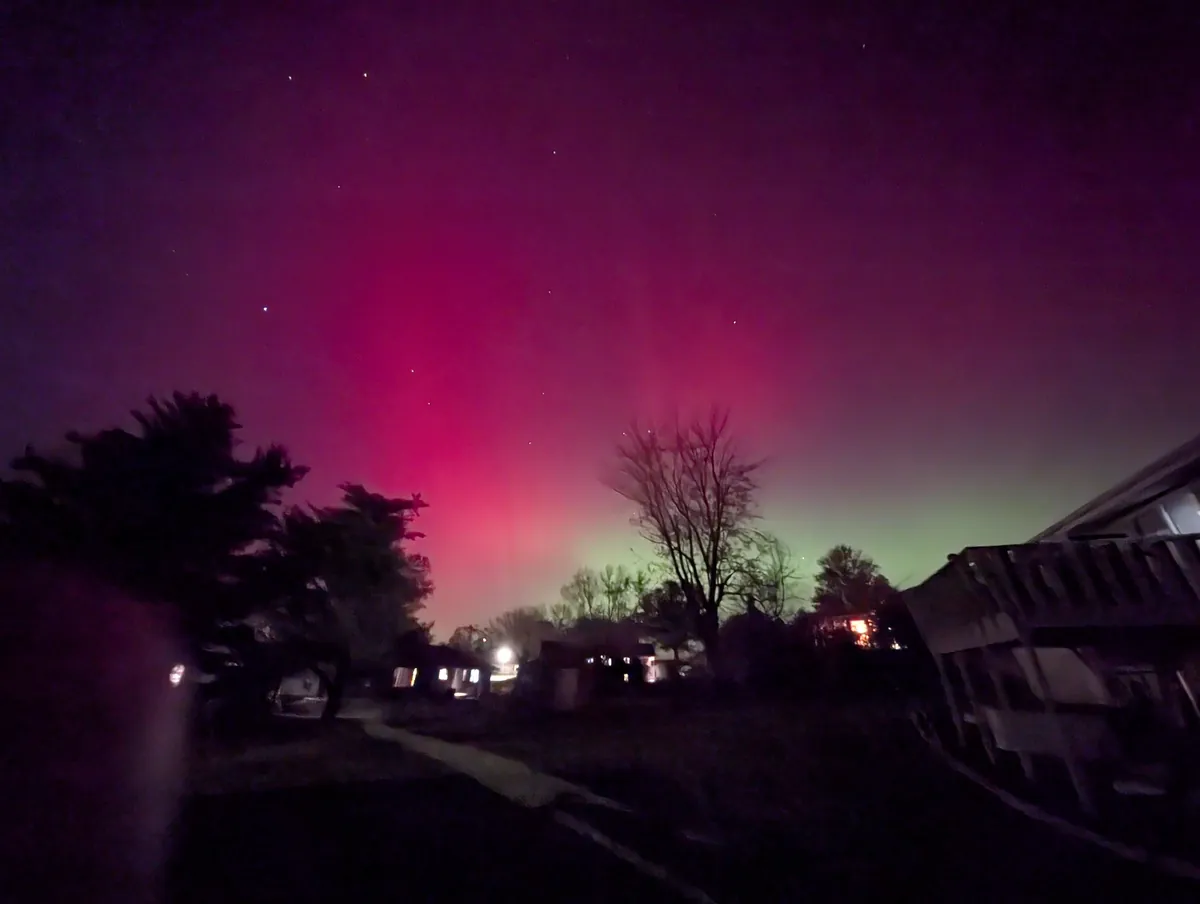 Aurora Borealis is visible in Iowa right now. This is the first time I've seen it.