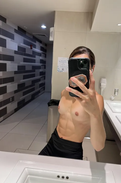 Selfie at the gym bathroom