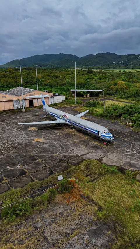 Abandoned U.S Naval Air station slowly decaying away 🇺🇸✈️