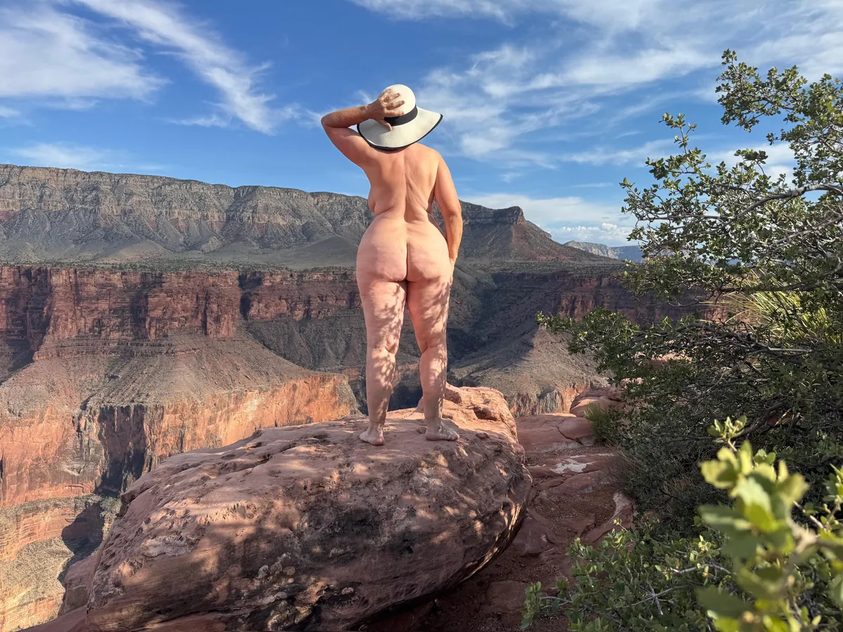 Posing in full view at the point 🤭😉