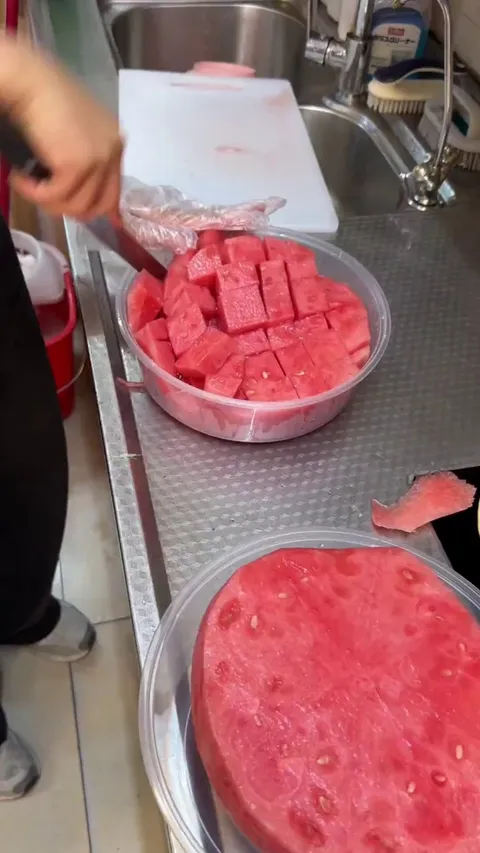 The staff skillfully cut the watermelon and made a watermelon platter.