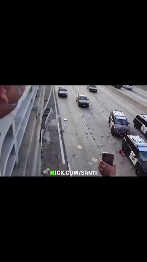 ICE Protestors create barricade