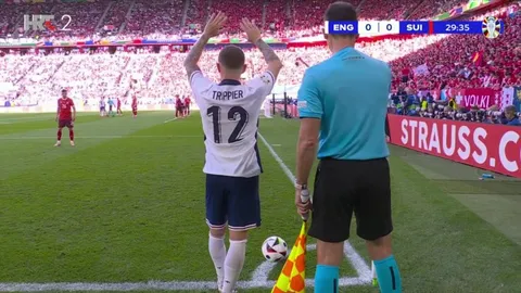 England attempt their new short corner routine 30'