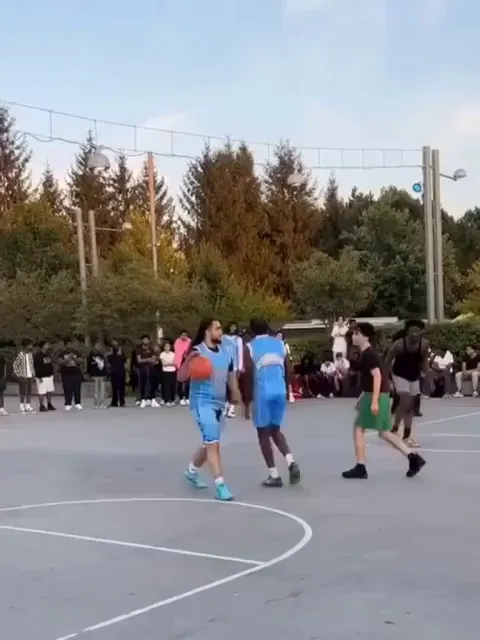 Basketball wizard messes with a defender's mind 