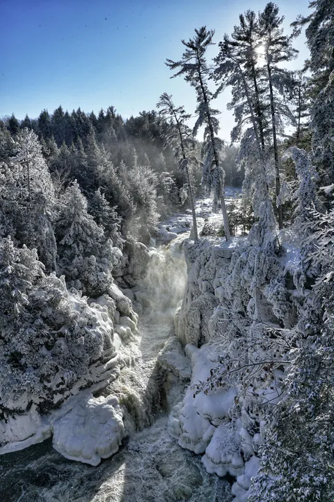 Winter wonderland at the Dorwin Waterfall in Quebec [OC][4000x6000]