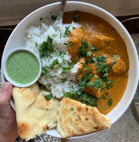 [Homemade] Indian chicken curry with naan and cilantro mint chutney