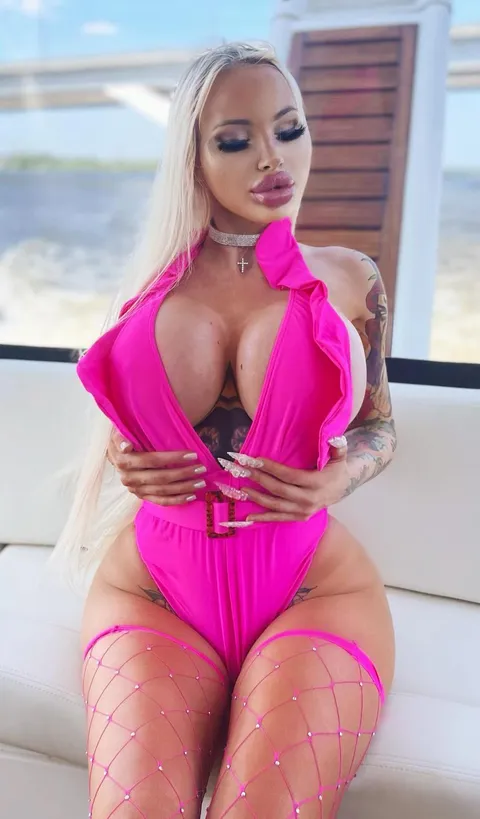 Look at that beautiful fuckface.