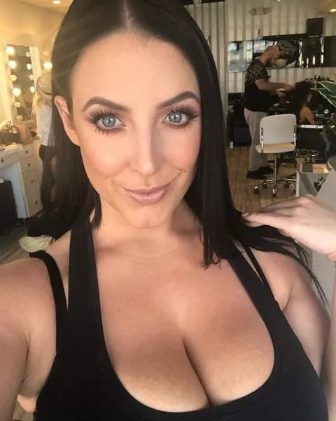 She is so freaking pretty omg, it's doesn't matter if she has make up on or don't