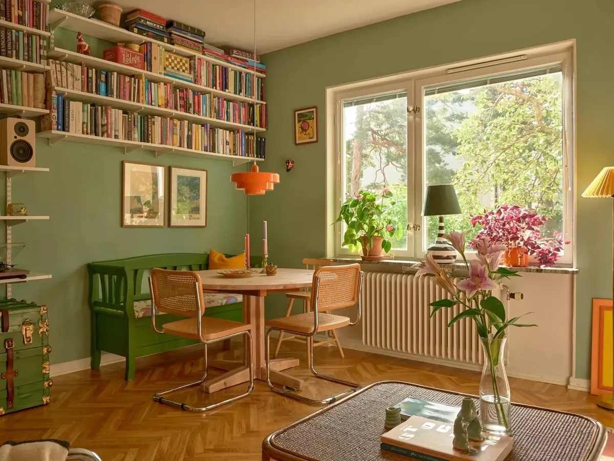 Colorful apartment in a 1940s building, Gröndal, suburban Stockholm, Sweden [1440x1080]