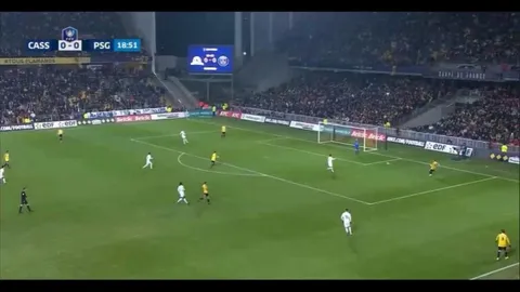 Sixth tier Pays de Cassel playing out from the back against PSG