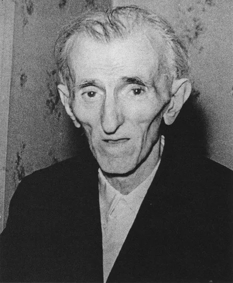 This is the last known photo of Nicola Tesla. On 7th January 1943, Tesla died alone in the New Yorker Hotel. By the end of his life, he was penniless and had become a vegetarian