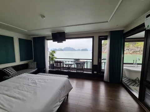 a cozy cruise ship room I stayed in HaLong Bay, Vietnam 🇻🇳