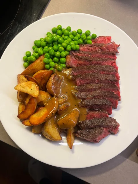 [Homemade] Steak, potato, peas &amp; peppercorn sauce