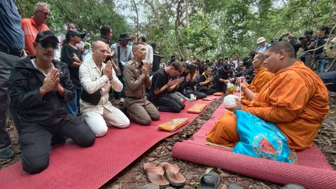 Russian Family Holds Buddhist Memorial Ceremony at Site Where Bodies Were Found
