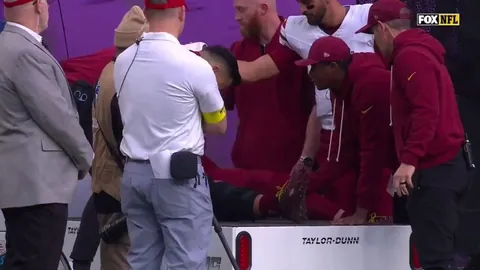 [Injury] Marcus Mariota comforts an emotional Zach Ertz as he's carted off