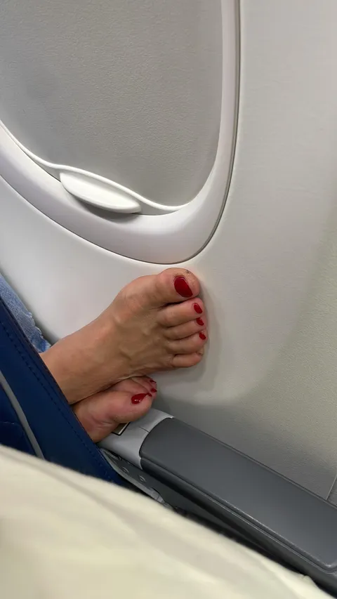Barely boarded into a 5 hr flight and this lady snuck her bare feet to push off my arm off the armrest 🤢 why are people so nasty.