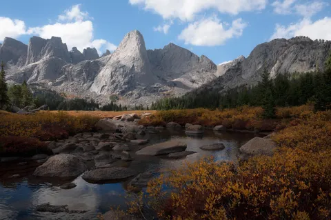 Fleeting fall color in the Winds | Bridger Wilderness, Wyoming | [OC] [1500x998] @cameronporterkelsey