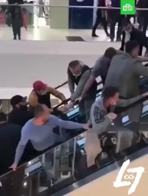 In Sochi Russia, Incredible teamwork on mall escalator to free a little girl who caught her hand in the moving escalator