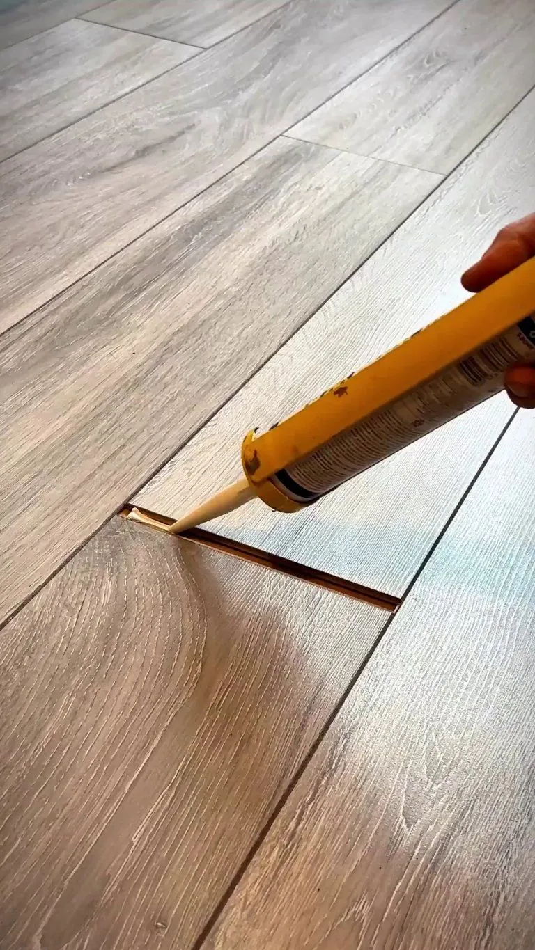 Repairing a gap in laminate flooring