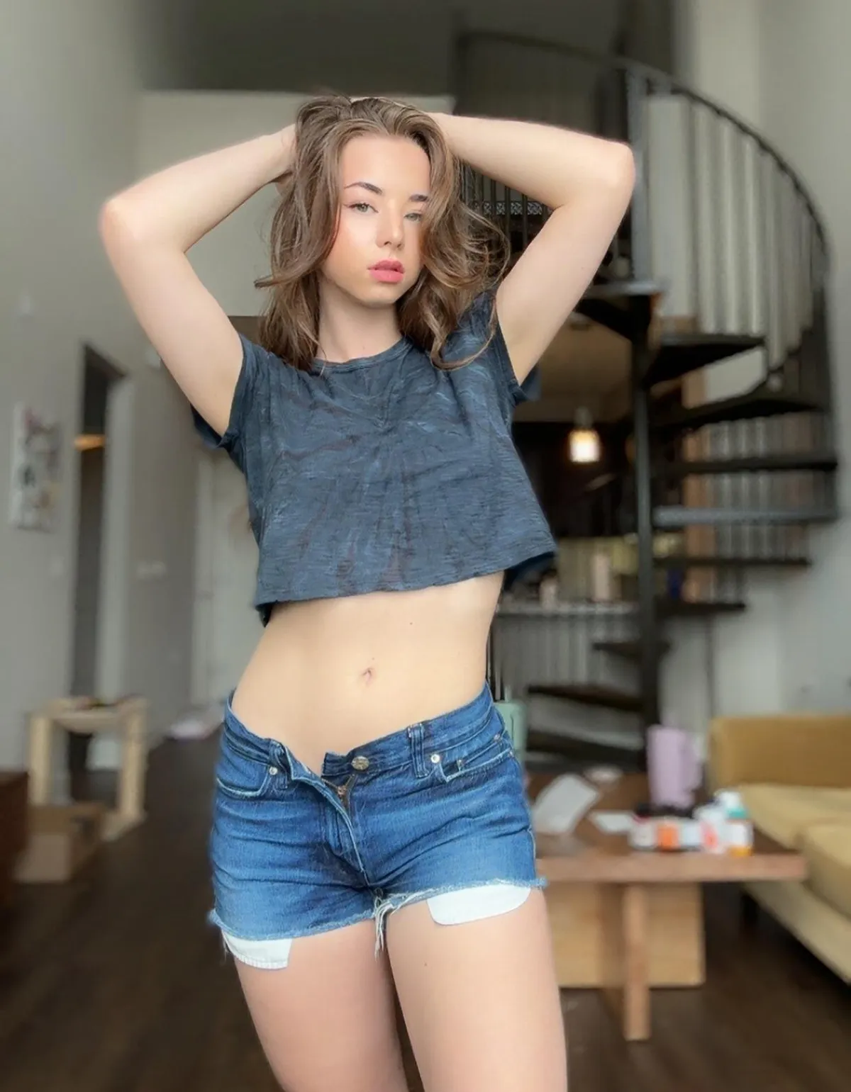 Happy wednesday ;) it’s crop top season 😋 [F]