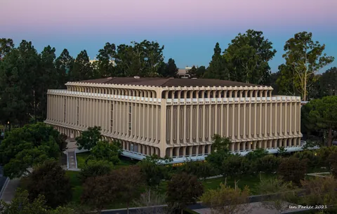 Langson Library in UC Irvine - California, US by William Pereira (1965)